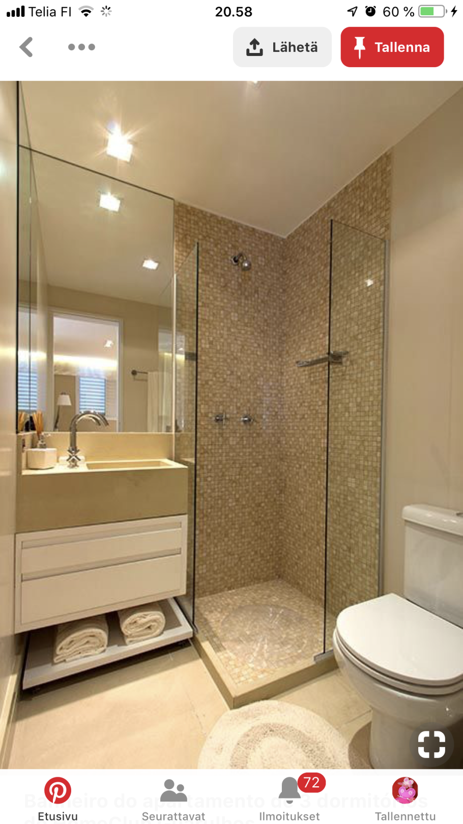 Интерьер ванной комнаты с душевой кабиной