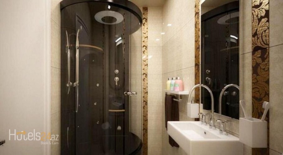 Интерьер ванной комнаты с душевой кабиной