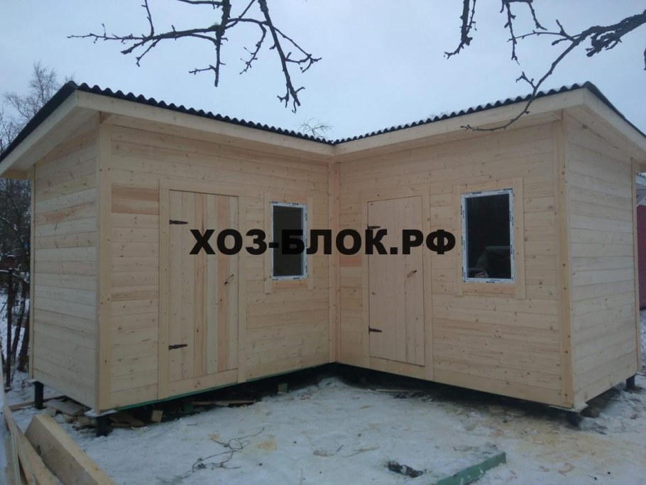 Угловой сарай для дачи