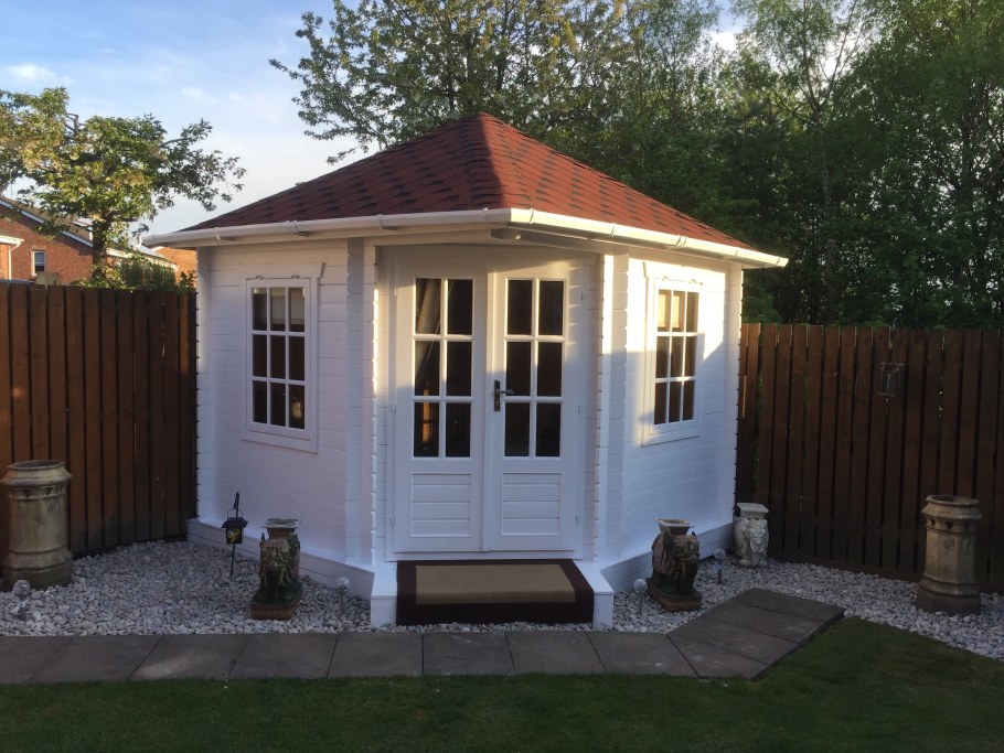 Угловой садовый домик