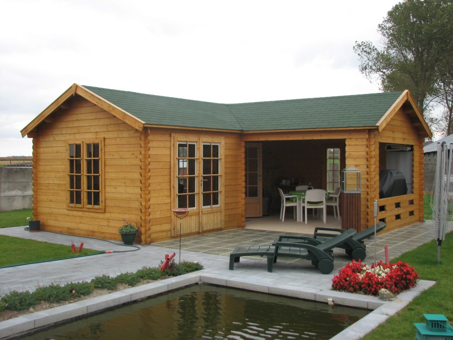 Угловой дачный домик