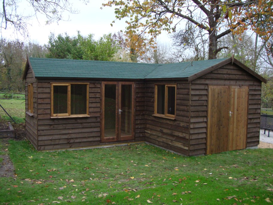 Угловой хозблок для дачи