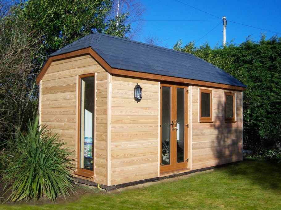 Хозпостройка угловая