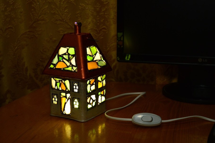 Настольная лампа разноцветная