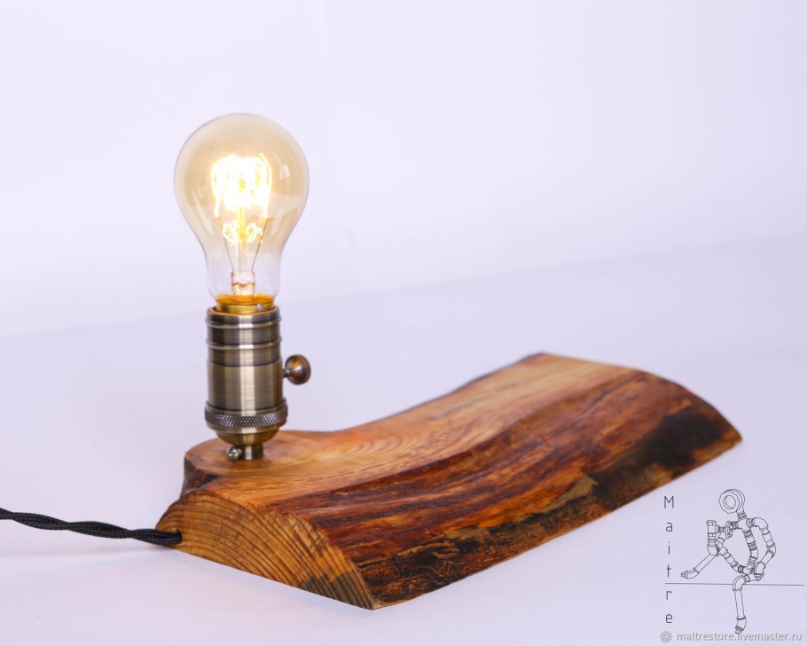 Настольная лампа из дерева