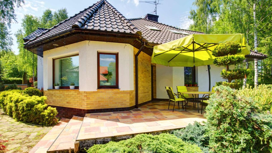 Небольшой одноэтажный дом с верандой