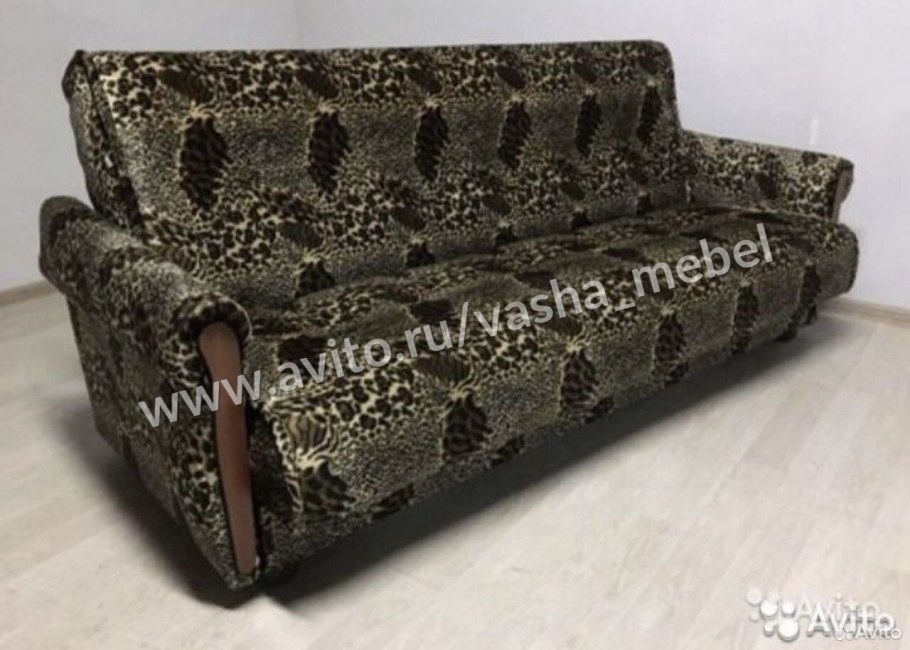 Интерьер гостиной с уговым дивано