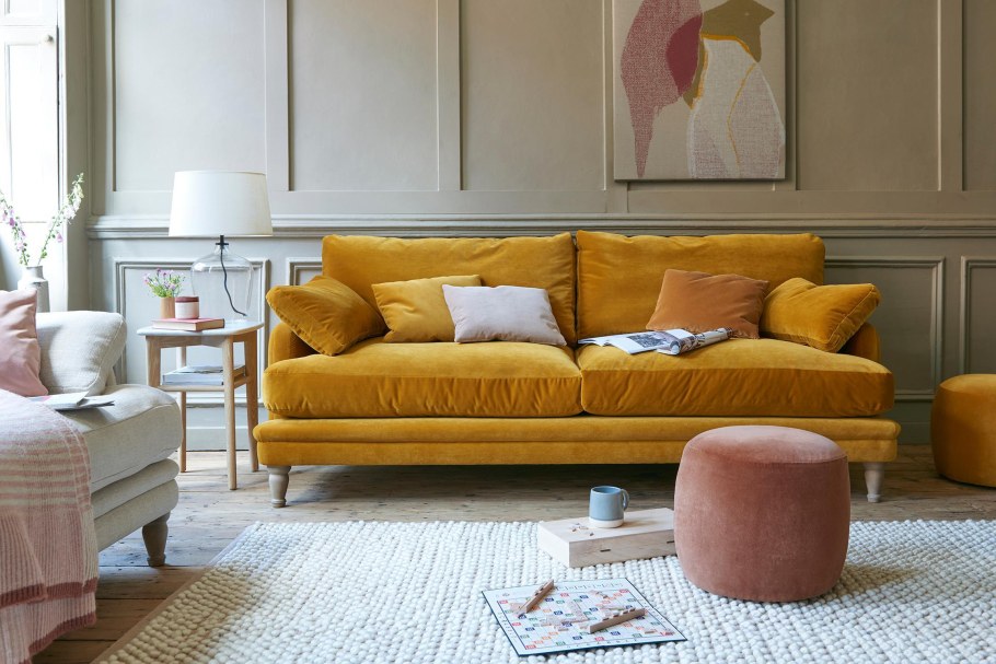 Современный диван на ножках