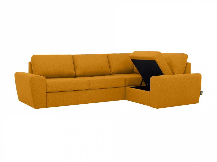 Горчичный диван в интерьере лофт