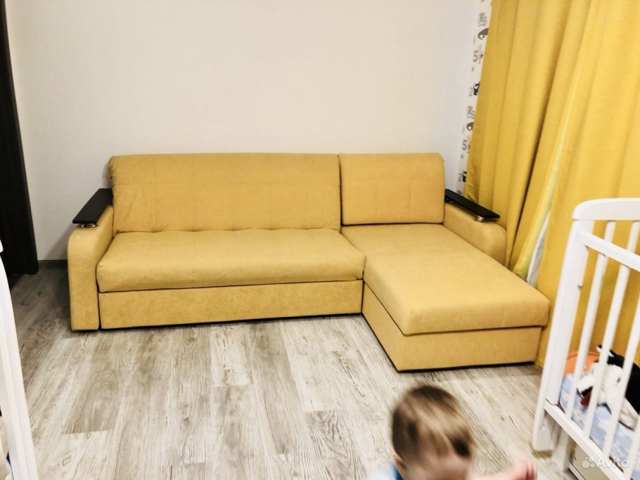 Диван желтый современный