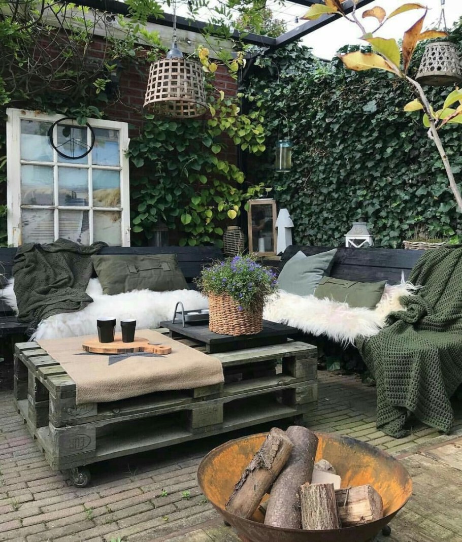 Пергола в тенистом саду