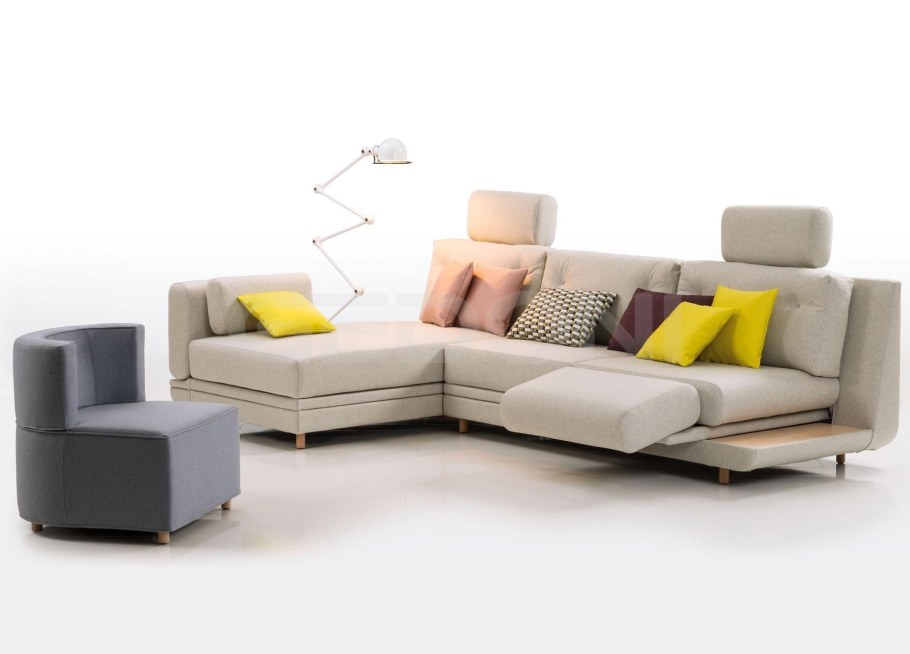 Длинный угловой диван на деревянных ножках