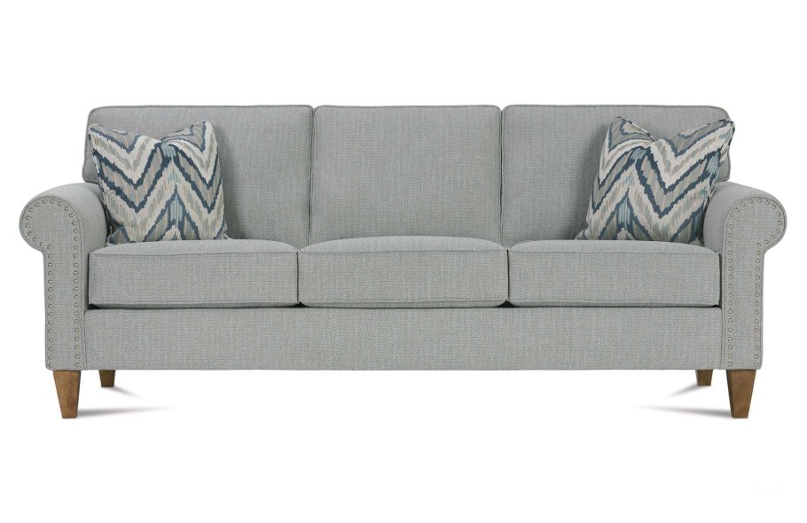 Диван на деревянных ножках