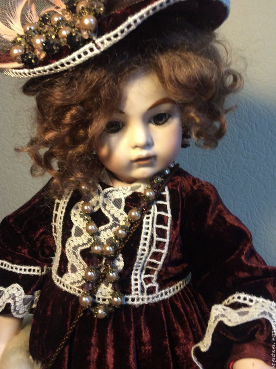 Кукла фарфоровая