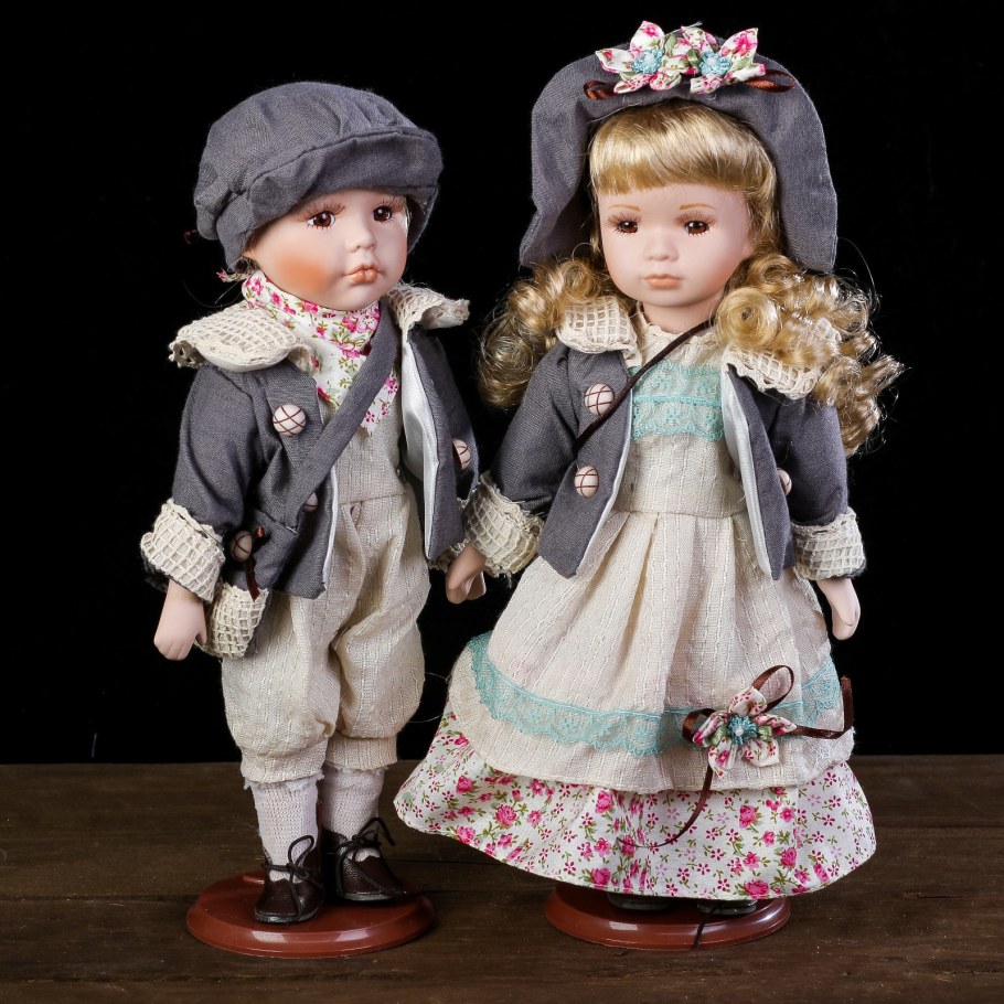 Кукла фарфоровая