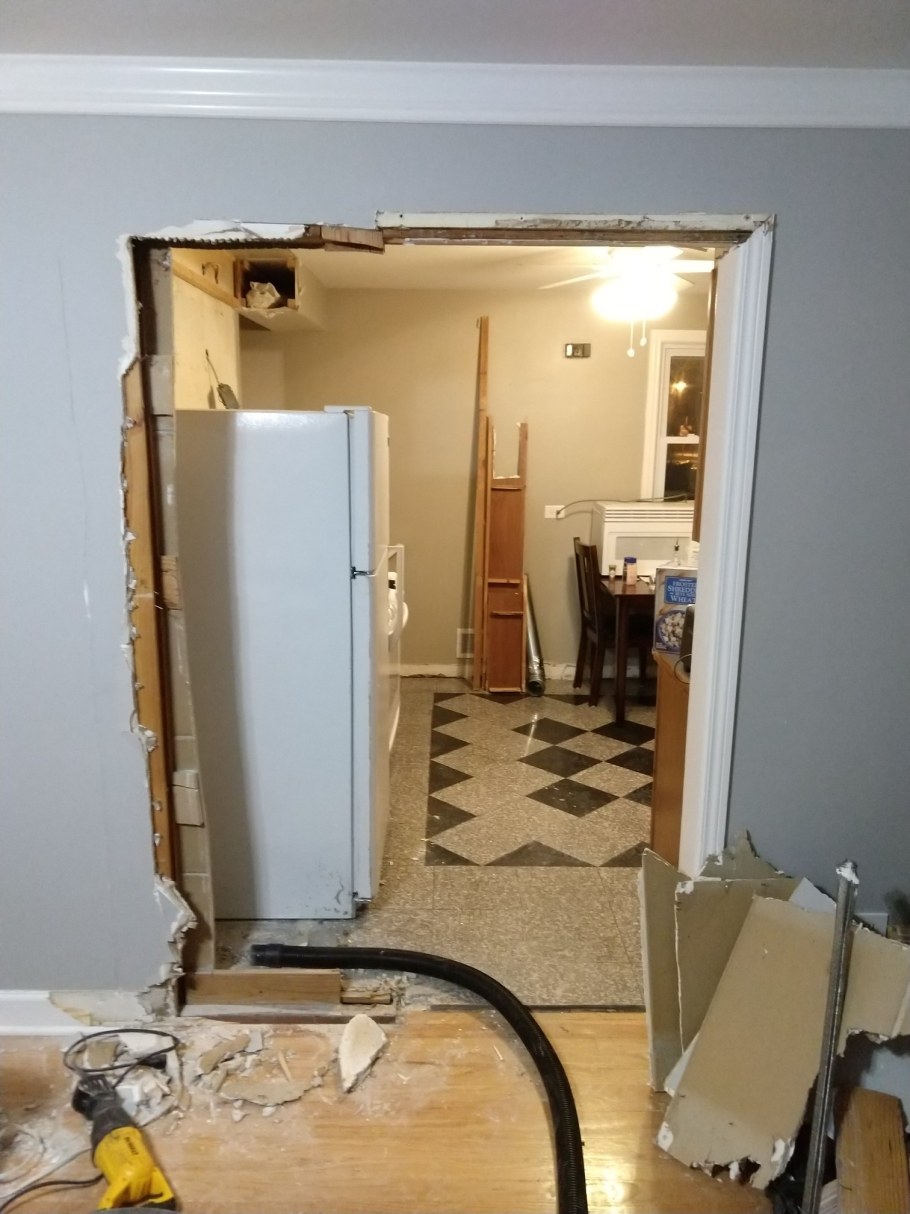 Демонтаж дверных блоков шкафных