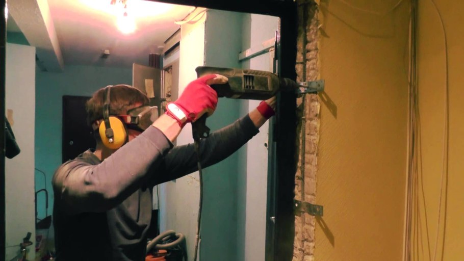 Демонтаж металлических дверей