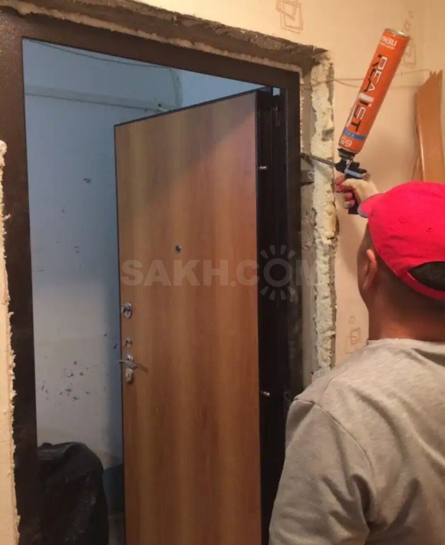 Слесарь по дверям