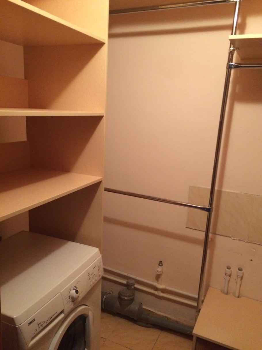 Маленькая гардеробная из туалета