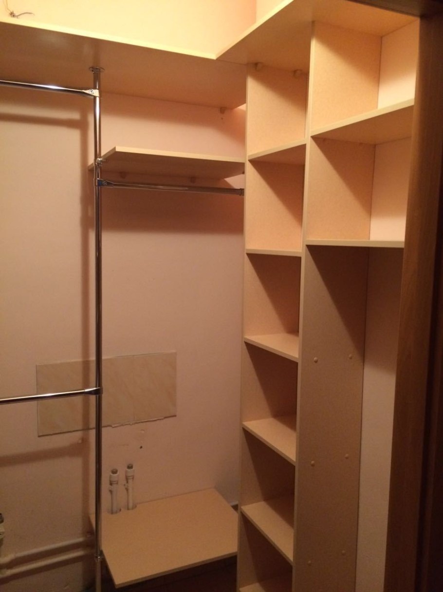 Маленькая гардеробная из кладовки