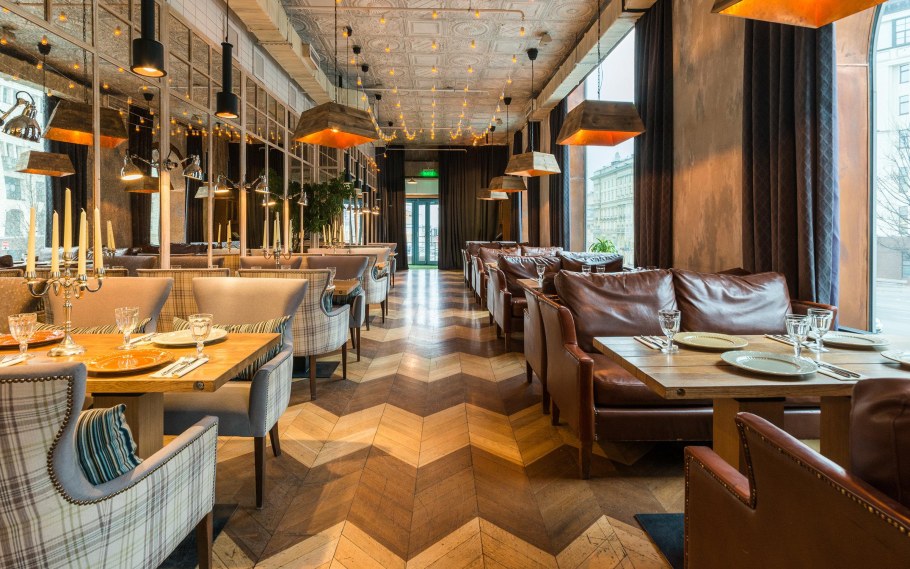 Компания друзей в ресторане