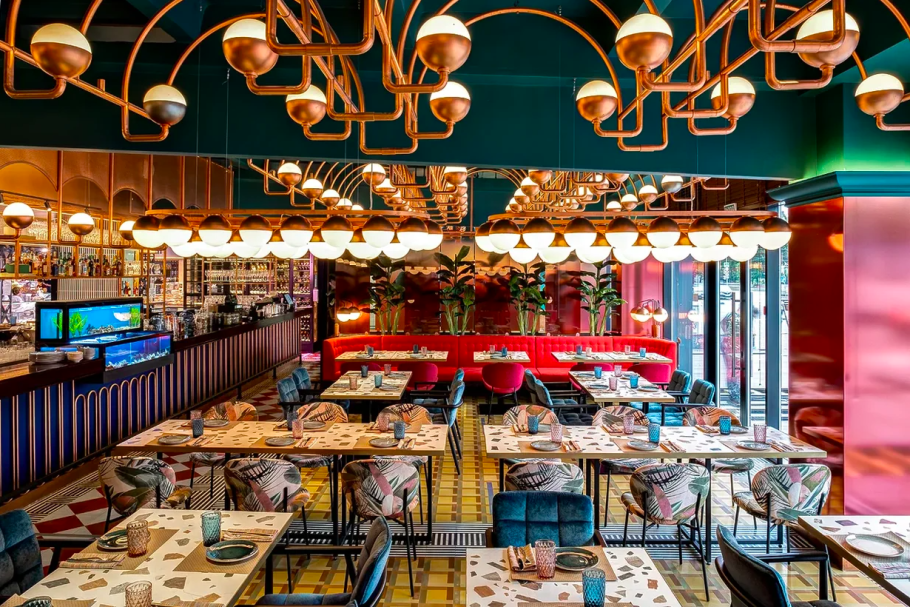 Ресторан с посетителями