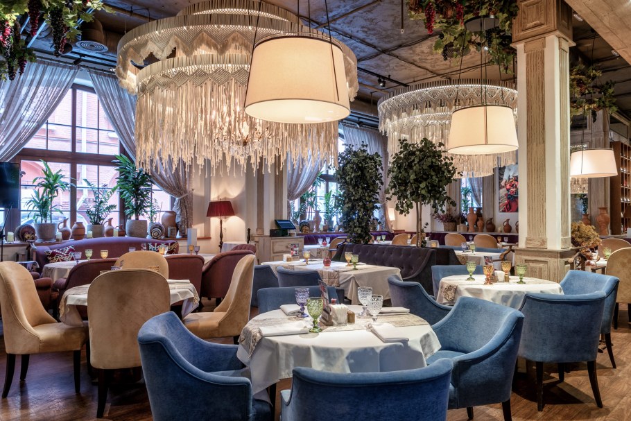 Интерьер кафе в светлых тонах