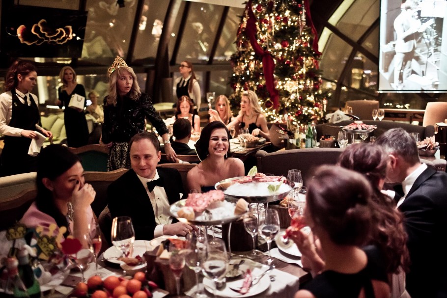 Официант в кафе