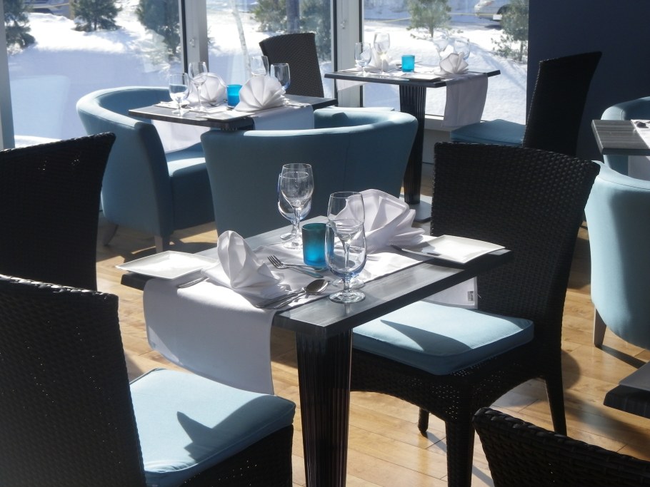 Столы для кафе в интерьере