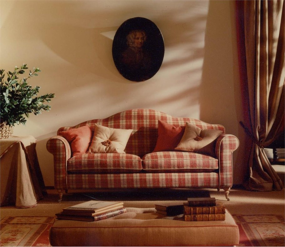 Диван в деревенском стиле