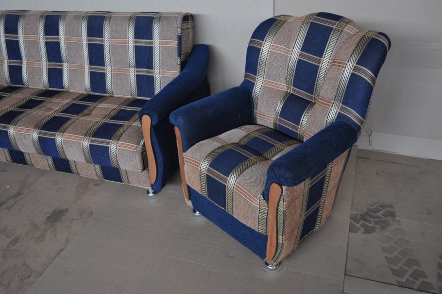 Диван в деревенском стиле