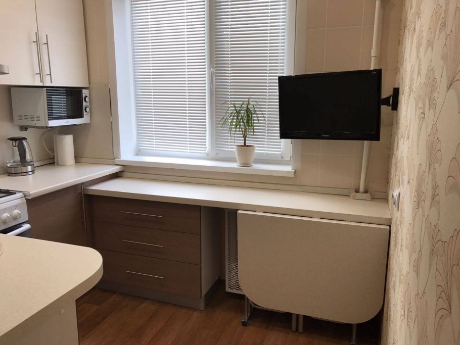 Стол-подоконник на маленькой кухне