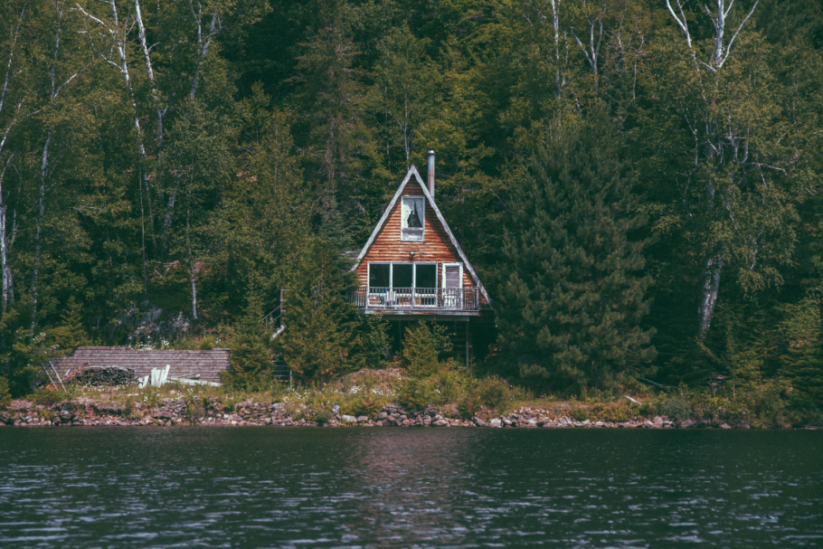 Хижина в лесу у озера