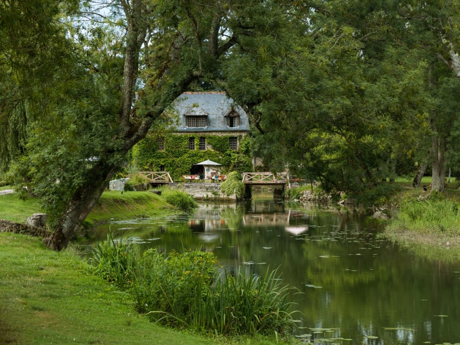 Деревенский дом на берегу озера
