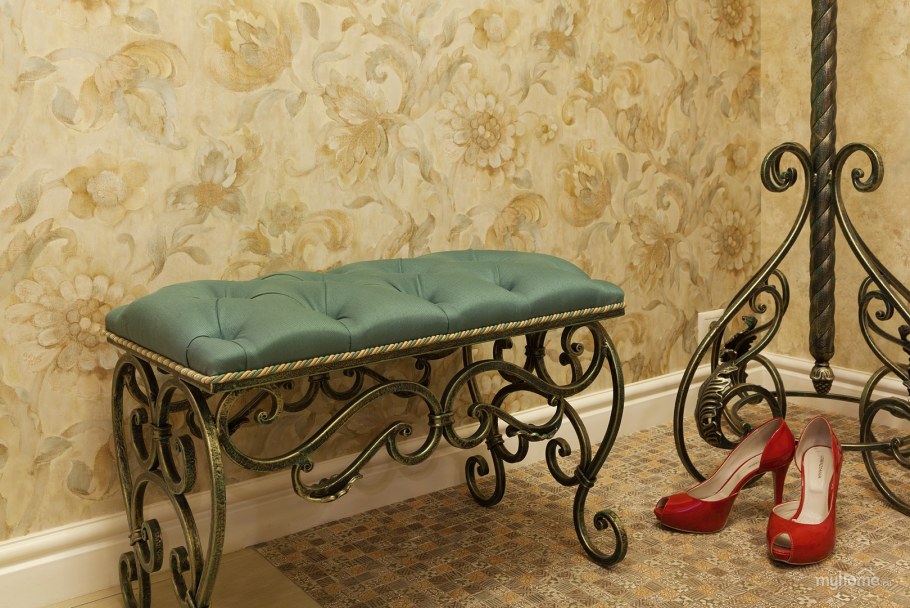 Кованная лавочка в прихожую