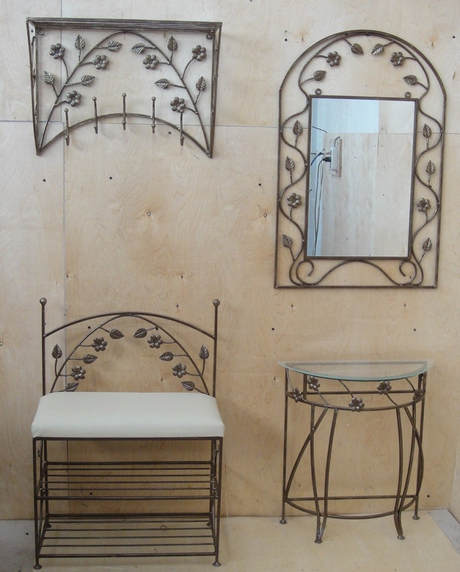 Прихожая с элементами ковки