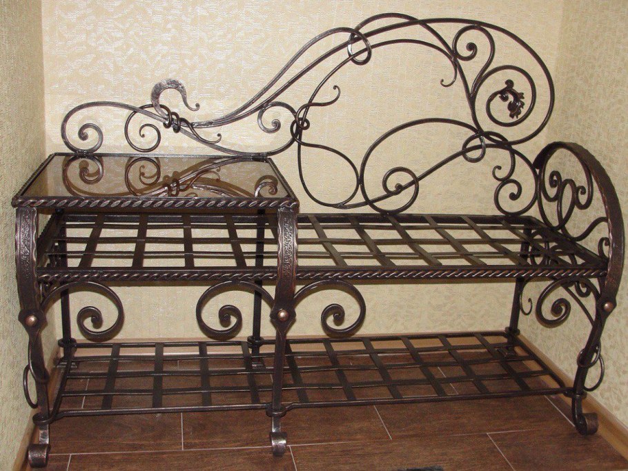 Кованый столик в прихожую