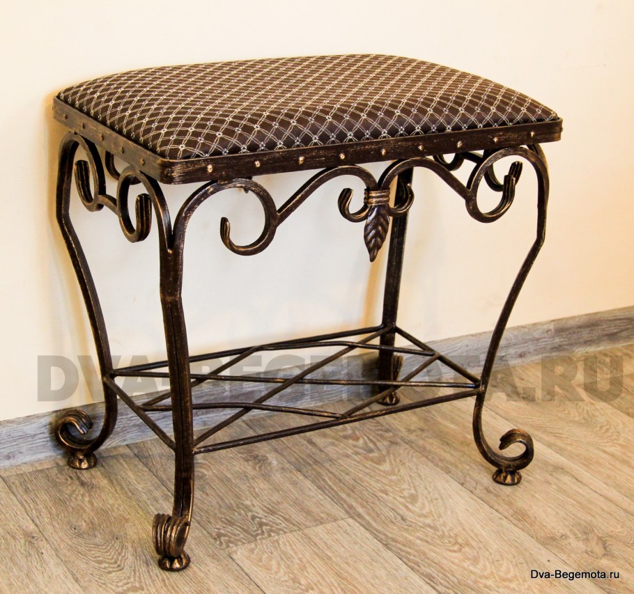 Кованная мебель в интерьере прихожей