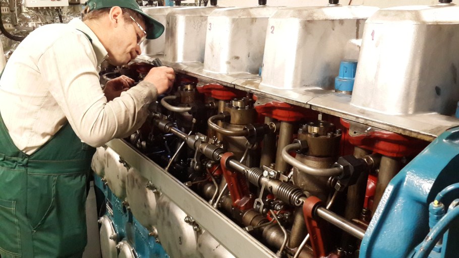 Монтаж судового двигателя