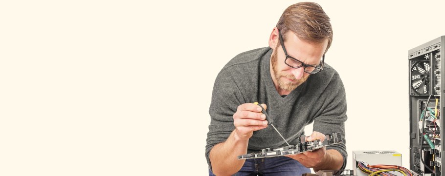 Мужчина мастер компьютеров