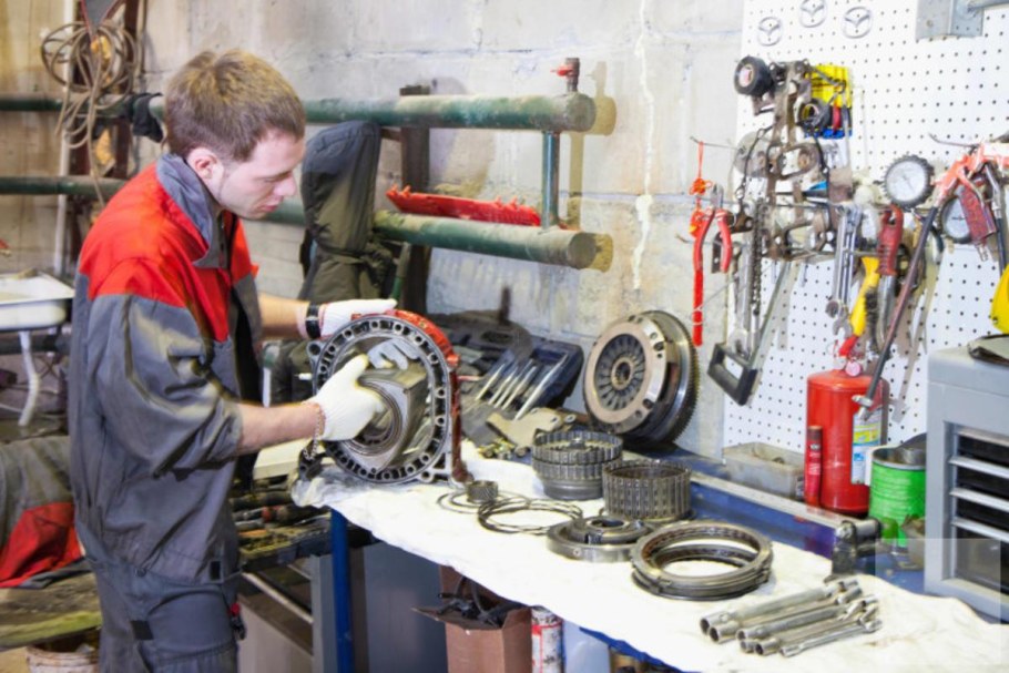 Рабочее место автомеханика в автосервисе