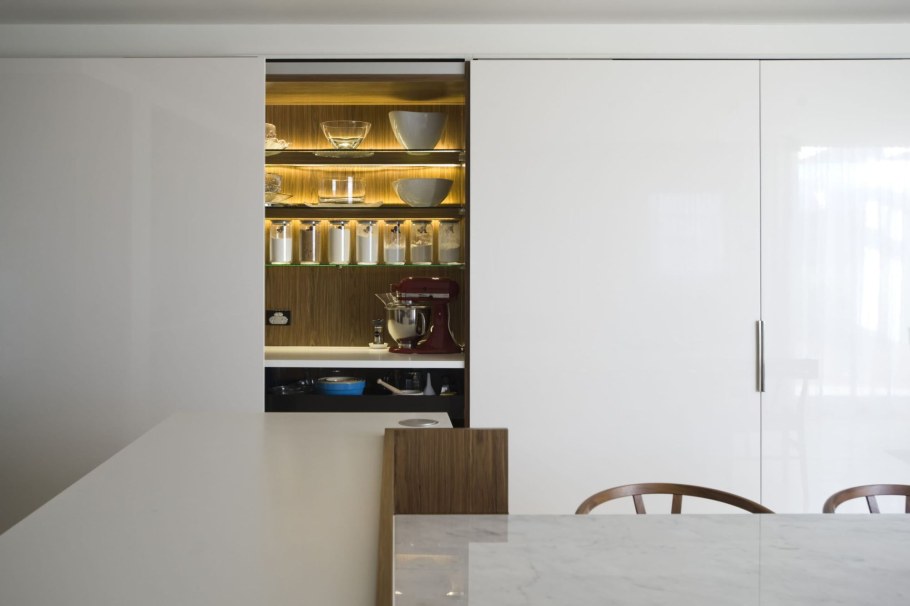 Кухня студия с раздвижной перегородкой