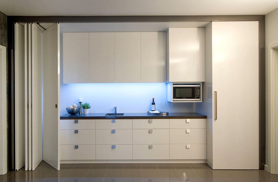 Кухня с раздвижными дверцами