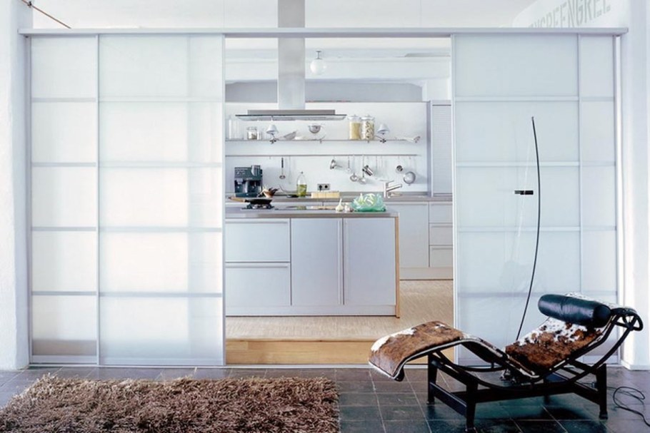 Раздвижные двери между кухней и гостиной