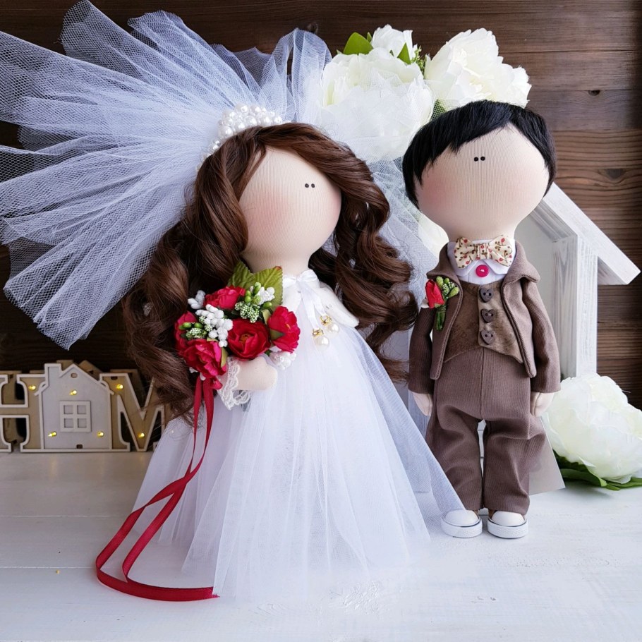 Куклы тыквоголовки жених и невеста.