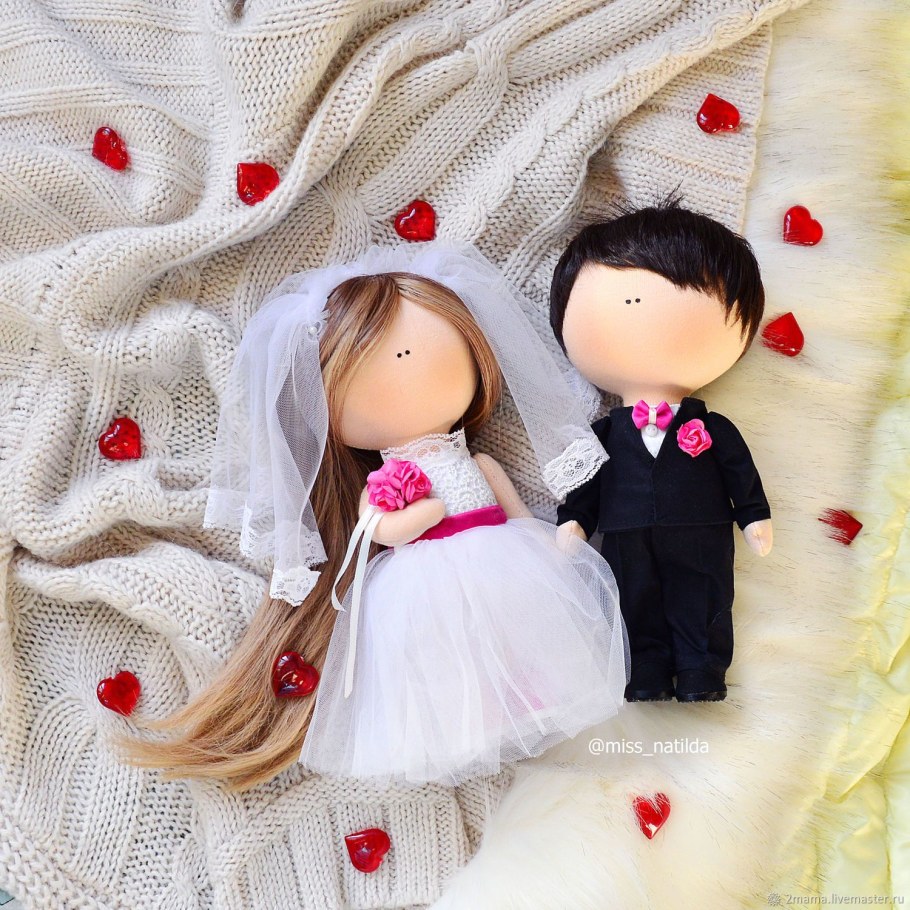 Куклы тыквоголовки жених и невеста.