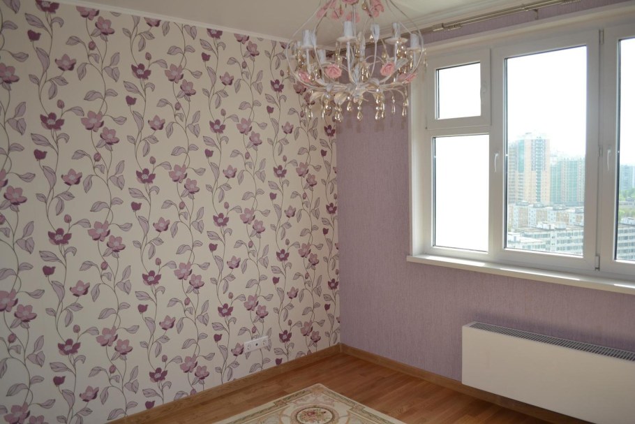 Поклейка обоев в комнате