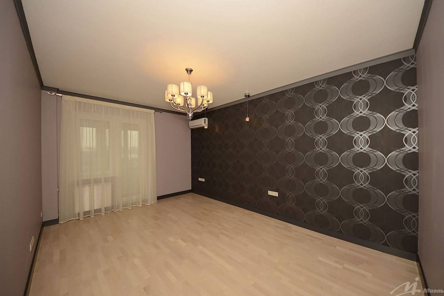 Сочетание темных и светлых обоев