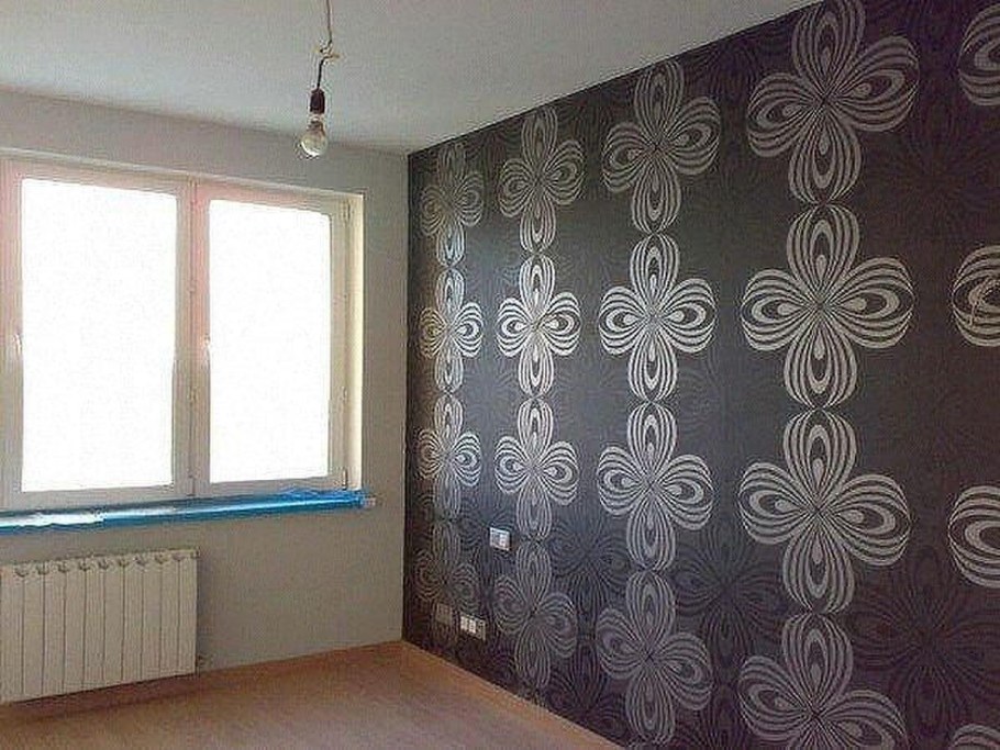 Поклейка обоев в квадратной комнате