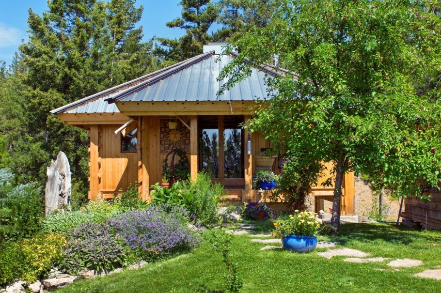 Небольшой загородный домик с участком